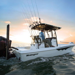 bay boat fuoribordo / con console centrale / da pesca sportiva / max. 10 persone