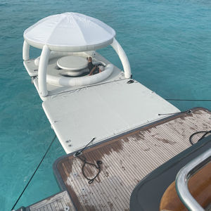 gioco acquatico con piattaforma