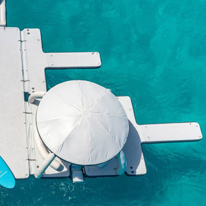 gioco acquatico con piattaforma