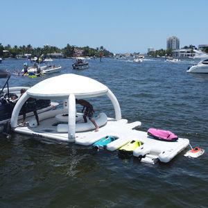 gioco acquatico con piattaforma
