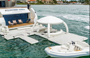 gioco acquatico con piattaforma