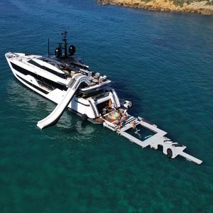 gioco acquatico con piattaforma