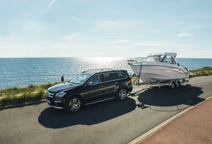 cabin-cruiser fuoribordo / con cabina di pilotaggio / con 2 cuccette