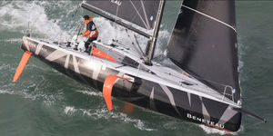 barca a vela con foil