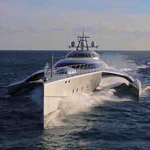 mega-yacht trimarano
