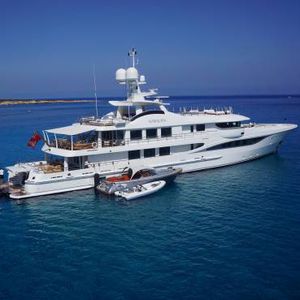 mega-yacht da crociera / con cabina di pilotaggio / in acciaio / con eliporto