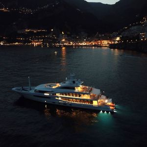 mega-yacht da crociera