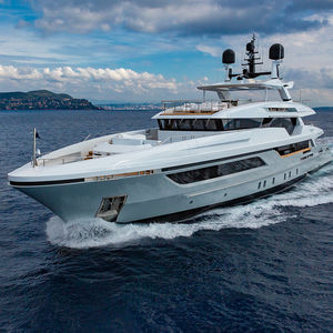 mega-yacht da crociera / raised pilothouse / in acciaio / con piscina
