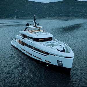 super-yacht con piscina