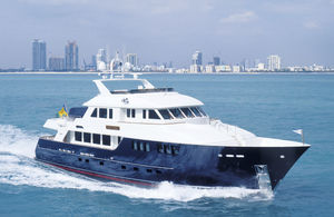 super-yacht da pesca sportiva / per spedizione / con fly / con scafo dislocante