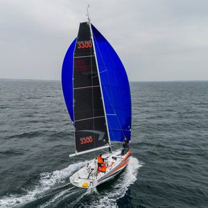 monoscafo / da regata / con poppa aperta / con 2 cabine
