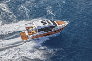 cabinato entrobordo / bimotore / hard-top / max. 12 persone