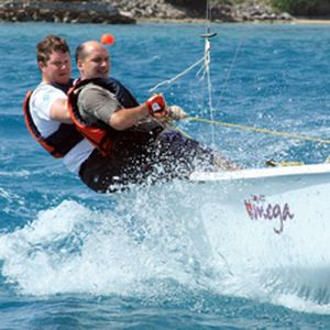 barca a vela con chiglia da regata
