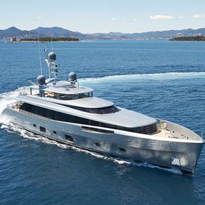 mega-yacht da crociera / con fly / con scafo semiplanante / a prua verticale