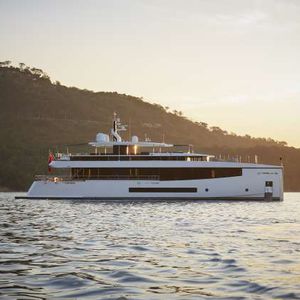 super-yacht da crociera / con cabina di pilotaggio / con 5 cabine / a prua verticale
