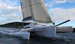trimarano / da regata e crociera / con poppa aperta / con 2 cabine