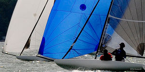 barca a vela con chiglia da regata