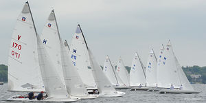 barca a vela con chiglia da regata