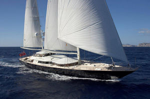 sailing-superyacht di lusso con fly