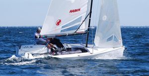 barca a vela con chiglia da regata