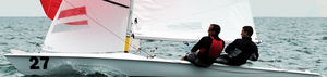 barca a vela con chiglia da regata