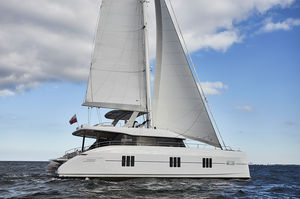 catamarano / da charter / con poppa aperta / con fly