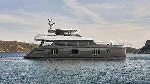 motor-yacht catamarano