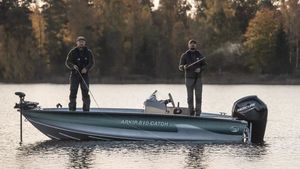 barca da pesca e diporto fuoribordo