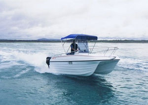 barca open catamarano