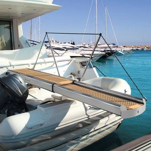 Extended passerella telescopica tra dock e barca per un facile accesso. La  passerella è in teak; alluminio e corde Foto stock - Alamy