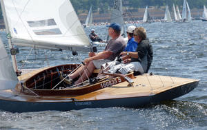 barca a vela con chiglia da regata