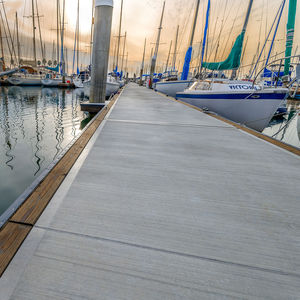 pontile galleggiante / di ormeggio / per marina / per porto