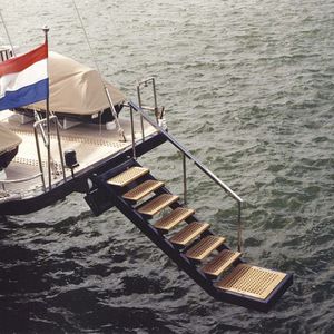 scaletta per yacht / laterale / a scomparsa / girevole