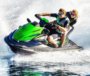 moto d'acqua seduto