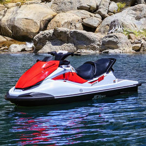 moto d'acqua seduto