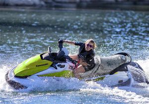 moto d'acqua seduto