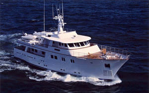 motor-yacht tradizionale / con cabina di pilotaggio / in alluminio / con scafo dislocante