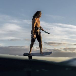 tavola da kitesurf con foil