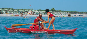 catamarano a remi di salvataggio