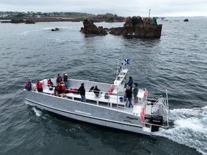 nave di supporto per immersione 1