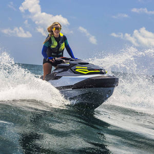 moto d'acqua seduto