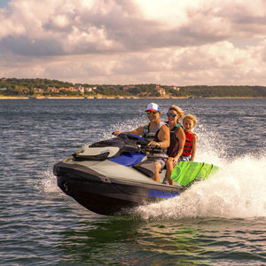 moto d'acqua seduto