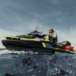 moto d'acqua seduto