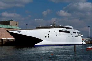 traghetto per auto catamarano