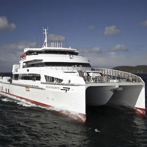 traghetto per auto catamarano