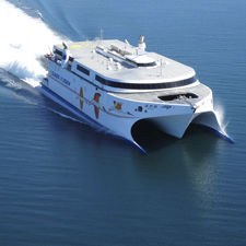 traghetto per auto catamarano