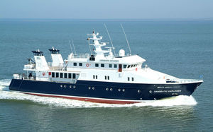 mega-yacht offshore 1