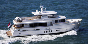 motor-yacht da crociera / explorer / con fly / con cabina di pilotaggio