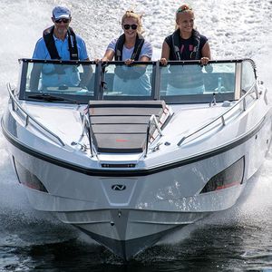 cabin-cruiser fuoribordo / open / max. 7 persone / con prendisole