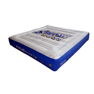 gioco acquatico con piattaforma